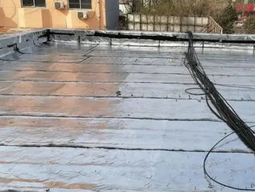 西乡塘卫生间漏水维修公司分享下西乡塘屋面楼顶防水刚性防水层施工要点。